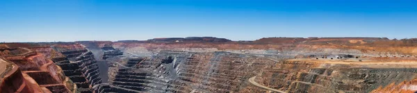 オーストラリア最大の露天掘り金鉱山である巨大なスーパーピットまたはフィモンオープンピットのパノラマ 西オーストラリア州Kalgoorlie — ストック写真