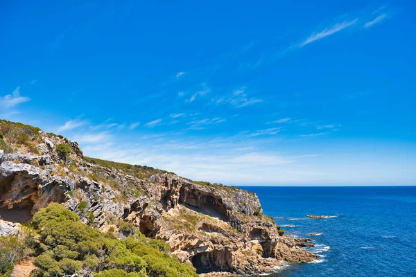 stock image Craggy limestone cliffs with caves at the coast of Cape Naturaliste, a headland at the northernmost point of the Leeuwin-Naturaliste Ridge, in the Busselton council area, Western Australia