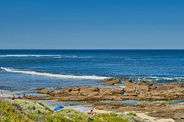 Güneybatı Avustralya 'nın Margaret Nehri bölgesinde Prevelly yakınlarında sakin bir denizde dinlenen tatilciler.
