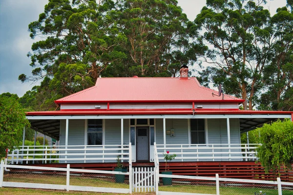 Dobře Udržovaný Tradiční Dřevěný Domek Verandou Typickém Australském Stylu Červenou — Stock fotografie
