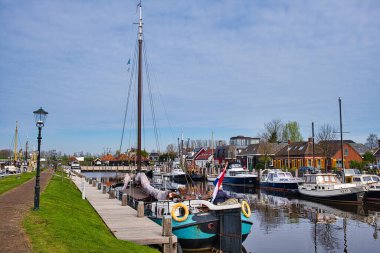 Hollanda 'nın Groningen ilinin balıkçı kasabası Zoutkamp' ın limanı. Ön planda geleneksel bir Hollanda yelkenli mavnası.
