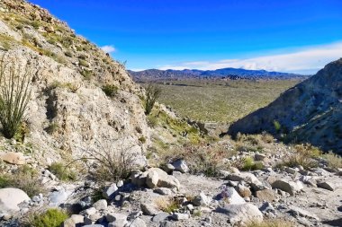 Palm Springs Dağı yakınlarındaki Tierra Blanca Dağları 'ndaki kayalık bir vadi, Anza-Borrego Çöl Parkı, Kaliforniya, ABD.