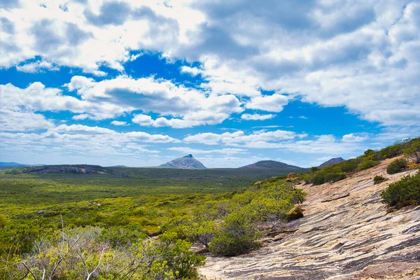 이끼가 풍경은 웨스턴오스트레일리아주 케이프 그랜드 공원에 도로를 화강암을 덮었습니다 보이는 — 스톡 사진
