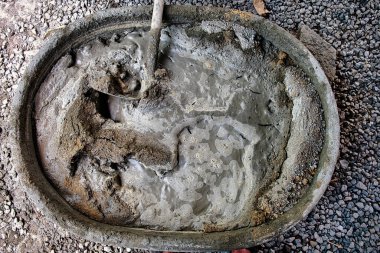 Tayland 'da bir inşaat alanında beton yapmak için bir küvette kum, çimento, çakıl ve su karıştırmak.