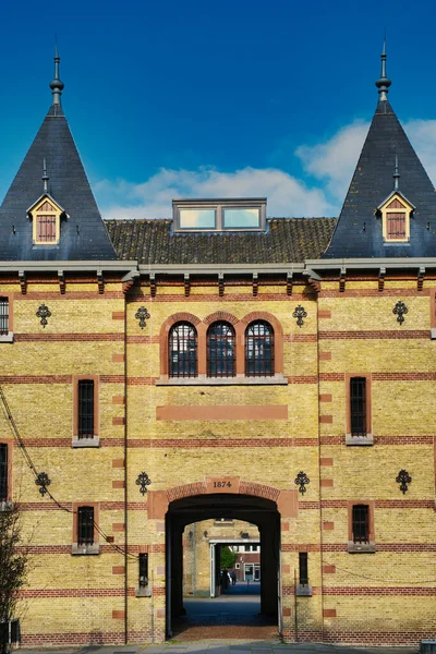 荷兰Leeuwarden镇19世纪前监狱第二庭院的大门 — 图库照片
