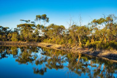 Goldfields Woodlands Ulusal Parkı 'ndaki Boondy Rock Barajı, Batı Avustralya, Büyük Batı Ormanları' ndaki kaya avcılarından biri, buhar makinelerinin kullanıldığı günlerde demiryolu su kaynakları için geliştirildi..