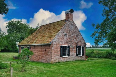 18. yüzyıldan kalma eski tuğla işçileri kulübesi. Hollanda 'nın kuzeyindeki Tinallinge köyünde, Groningen ilinde inşa edilmiş.