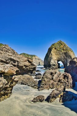 Wharariki Sahili 'nde kaya oluşumları, Cape Farewell, Güney Adası, Yeni Zelanda