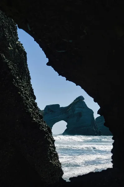 Вид Печери Видом Розбиті Хвилі Утворення Каменю Отвором Посередині Пляж — стокове фото