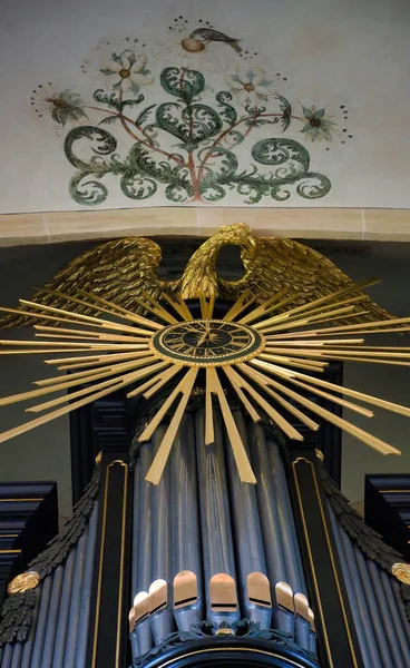 位于荷兰格罗宁根市Middelstum的晚期哥特式Hippolytus教堂 Hippolytuskerk 的风琴管乐器 带有太阳光的钟和上方一只金鸟的图像 以及16世纪的壁画 — 图库照片