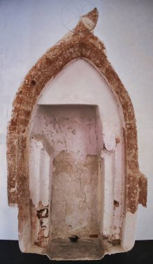 Hollanda 'nın Groningen eyaletindeki Nuis kilisesinde komünyon gemilerinin yıkanması için kullanılan sığ bir havza olan 12. yüzyıl piscina kalıntıları.