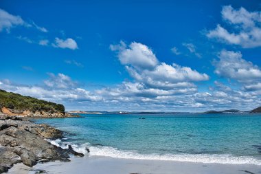 Martı Rock Ulusal Parkı 'nın güney kıyısı, Albany, Batı Avustralya, Kral George Sound manzaralı, mavi gökyüzü altında beyaz bulutlar