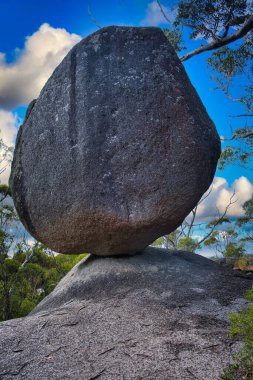 Batı Avustralya 'daki Porongurup Ulusal Parkı' nda inanılmaz dengeleyici koyu granit kaya.