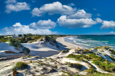 Batı Avustralya 'nın orta batı kıyısı boyunca uzanan huzurlu mavi Jurien Körfezi' ndeki kum manzarası. 