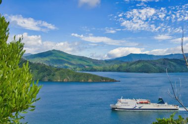 Kuzey ve Güney Yeni Zelanda arasındaki İç Ada Feribotu Picton, Güney Adası yakınlarındaki Queen Charlotte Sound 'da. 