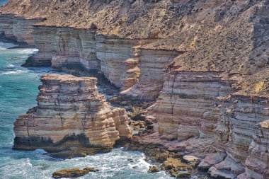 480 milyon yıllık katmanlı Tumblagooda kumtaşı, 2 milyon yıllık Tamala kireçtaşıyla kaplı. Batı Avustralya 'daki Kalbarri Ulusal Parkı' nın engebeli kıyıları..