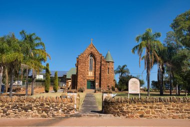 Batı Avustralya 'nın Northampton kentindeki Neo-Gotik Aziz Marys Katolik Kilisesi (Ara Coeli' nin Hanımı), sert giyimli kırmızı kumtaşından yapılmıştır.