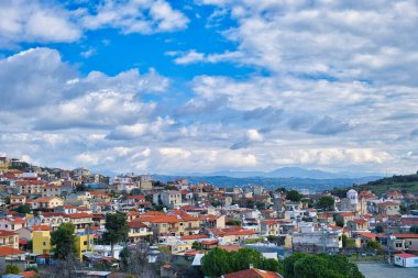 Kıbrıs Rum Kesimi 'nin Limasol İlçesi' ndeki Troodos Dağları 'nın eteklerindeki Pachna kasabasının manzarası. Arka planda Olimpos Dağı.