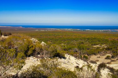 Kalbarri Kasabası 'nın panoramik manzarası, Murchison Nehri' nin ağzı ve Batı Avustralya 'daki