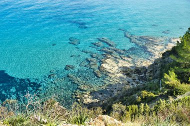 Akdeniz 'in Afrodit Hamamı, Akamas Yarımadası, Paphos Bölgesi, Kıbrıs Rum Kesimi kıyısındaki berrak suları