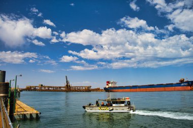 Batı Avustralya 'nın kuzeybatısındaki Hedland Limanı limanında pilot bot, Çin gemi gemisi ve ağır görev liman tesisleri.