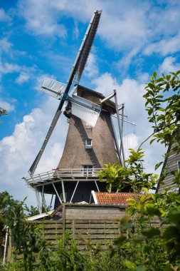 Hollanda 'nın Groningen ilinin Spijk köyündeki geleneksel Hollanda un değirmeni Ceres (1839)