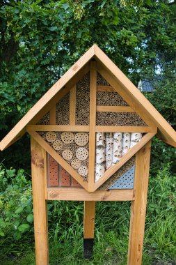 Arılar ve diğer böceklere barınak sağlamak için çok güzel yapılmış yeni tahta böcek oteli.
