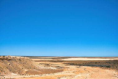 Gladstone Gözcüleri 'nden Batı Avustralya' nın kuzeybatısında Wooramel ve Overlander Roadhouse arasındaki düz çöl manzarası. Köpekbalığı Körfezi 'nde kurumuş göller.
