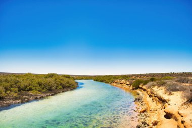 Little Lagoon Deresi, Hint Okyanusu ve Little Lagoon arasındaki bağlantı, Peron Yarımadası 'nda Denham' a yakın, Shark Körfezi, Batı Avustralya
