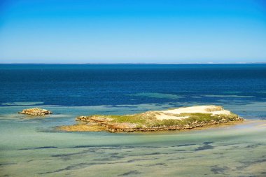 Eagle Bluff 'un sığ kıyılarındaki kireçtaşı adası, Shark Bay, Denham, Batı Avustralya. Deniz kuşları için önemli üreme adaları