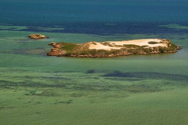 Eagle Island 'ın havadan görünüşü, Eagle Bluff' un sığ tropikal kıyısı açıklarındaki bir kireçtaşı adası, Shark Bay, Denham, Batı Avustralya. Deniz kuşları için önemli bir üreme adası.