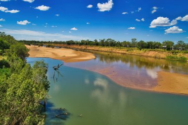Batı Avustralya 'nın kuzeyindeki Fitzroy Geçidi' ndeki Fitzroy Nehri, Avustralya 'nın kırsal kesimlerinde kum yığınları olan geniş bir nehir.