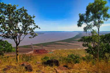 Cambridge Körfezi 'nin kuzeyindeki panoramik manzara ve körfez boyunca uzak Wyndham Limanı, Doğu Kimberley, Batı Avustralya yakınlarındaki geniş çamur düzlükleri.
