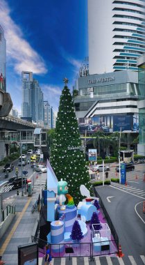 Otel önündeki büyük Noel ağacı Sukhumvit Yolu 'ndaki Westin Sukhumvit, Asok, Bangkok, Tayland yakınlarında.
