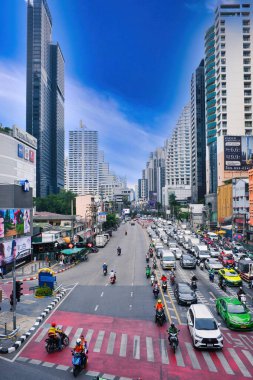 Asok Montri Yolu 'nun aşağısındaki Asoke kavşağından (Thanon Asok Montri), Bangkok, Tayland' ın merkezinde yüksek gökdelenli bir manzara
