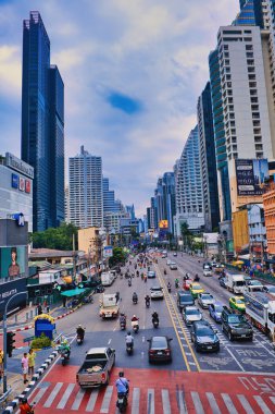 Asok Montri Yolu 'nun aşağısındaki Asoke kavşağından (Thanon Asok Montri), yüksek binalar ve yoğun trafik, Bangkok, Tayland