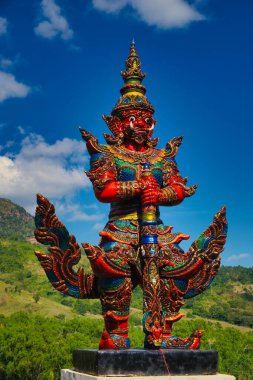 Tayland 'ın Phetchabun ilindeki tepe ülkesi Kho' daki Budist tapınağı Wat Pha Khasamaki 'de yepyeni bir Yaksha koruyucu heykeli.