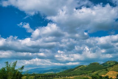 Tayland 'ın orta kesimindeki Phetchabun ili Khao Kho' nun yeşil tepeleri üzerinde dramatik bulutlar var.