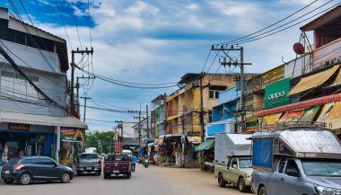 Tayland 'da küçük bir taşra kasabasında sokak manzarası. Lom Sak, Phetchabun ili.