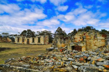 Tasman Yarımadası, Tazmanya 'daki kömür madeninin kalıntıları, 19. yüzyıl Avustralya' sındaki İngiliz ceza yerleşimlerinin bir parçası.