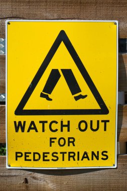 Sarı tabela Avustralya 'da yayalara dikkat edin