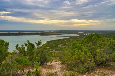 Güney Avustralya 'daki Eyre Yarımadası, Coffin Körfezi Ulusal Parkı' nın çorak ve ücra sahillerinde, lagünlerle, tuz gölleriyle, taşra bitki örtüsüyle ve adalarla.