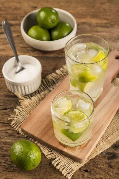 Caipirinha Brasileña Bebida Con Limón Sobre Fondo Rústico Madera —  Fotos de Stock