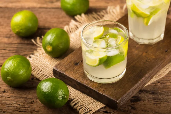 Caipirinha Brasileña Bebida Con Limón Sobre Fondo Rústico Madera —  Fotos de Stock