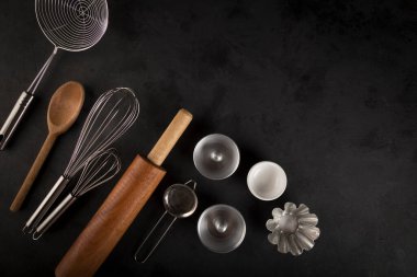 Mutfak gereçleri masada. Mutfak aletleri.