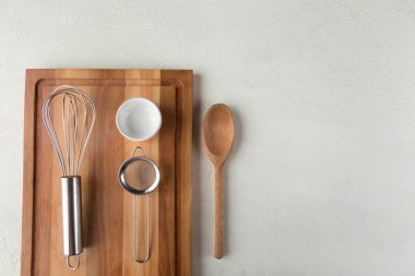 Mutfak gereçleri masada. Mutfak aletleri.