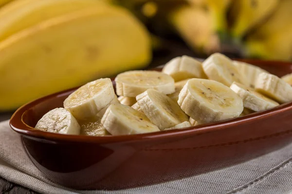 Manojo Plátanos Con Plátanos Rodajas Sobre Mesa —  Fotos de Stock