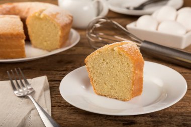 Masada taze ev yapımı kek var..