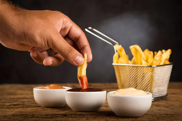 Papas Fritas Con Salsas Sobre Fondo Rústico Madera —  Fotos de Stock