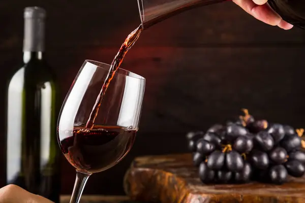 Enchendo Copo Vinho Tinto — Fotografia de Stock